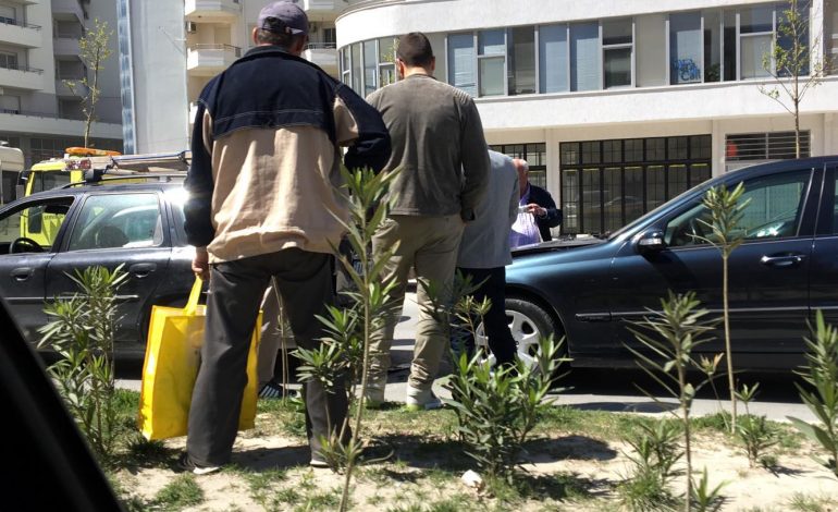 Aksident i rëndë në Vlorë, përplasen tre makina, plagoset një vajzë (FOTO)