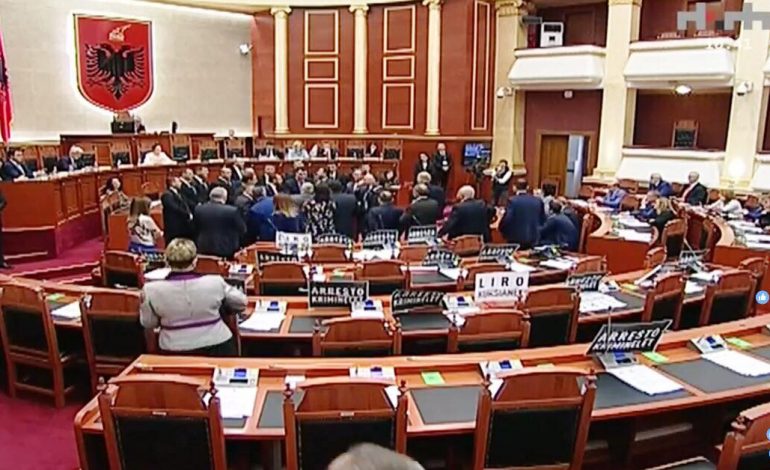 OPOAZITA E BASHKUAR BLLOKON FOLTOREN E PARLAMENTIT kërkon përjashtimin e Ramës/ Ruçi ndërpret seancën