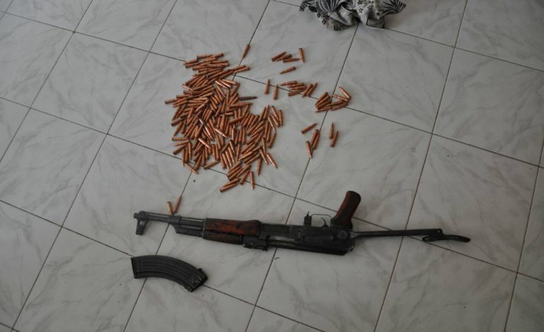 Me automatik rrugëve të qytetit, 18-vjeçarit i gjendet arma e fshehur në “Benz” (Foto)