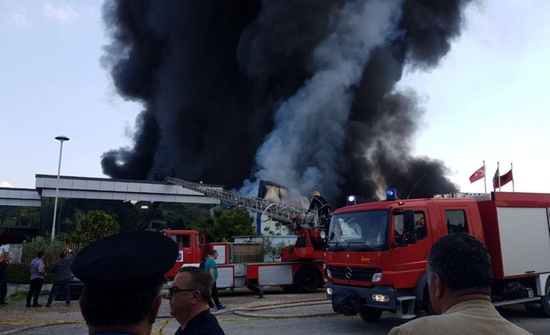 Shkrumbohet fabrika në Tiranë, drejtori i Zjarrfikësve: Alarmi nuk ra, kompania nuk ka marrë masa