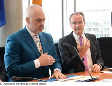 Deputeti i Merkel flet për progresin e Shqipërisë: Hapja e negociatave, e parakohshme