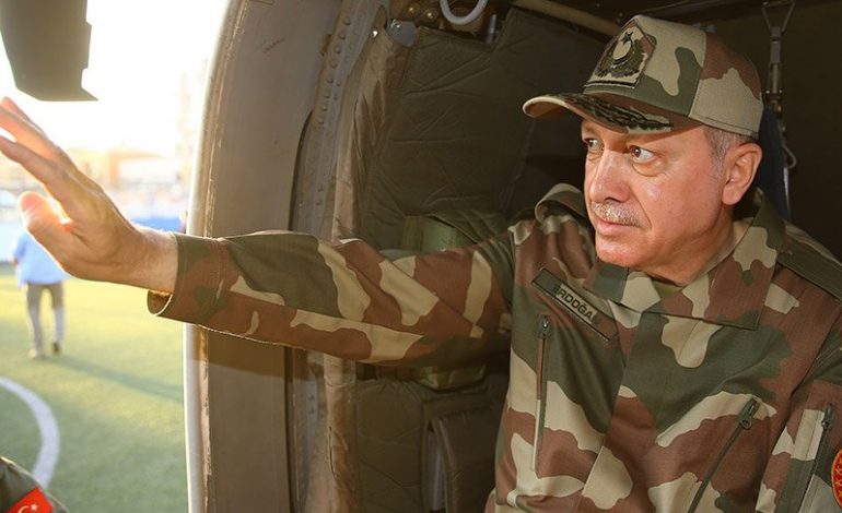 FOTO/ Erdogan me uniformë ushtarake, jep mesazhe nga kufiri me Sirinë