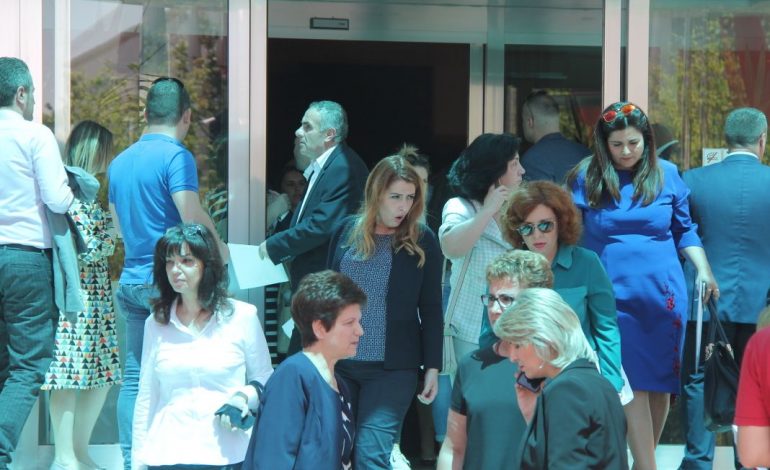FOTOLAJM/ Puthje e përqafime pas Asamblesë, Ruçi shumë serioz, Dako në shoqërinë e …