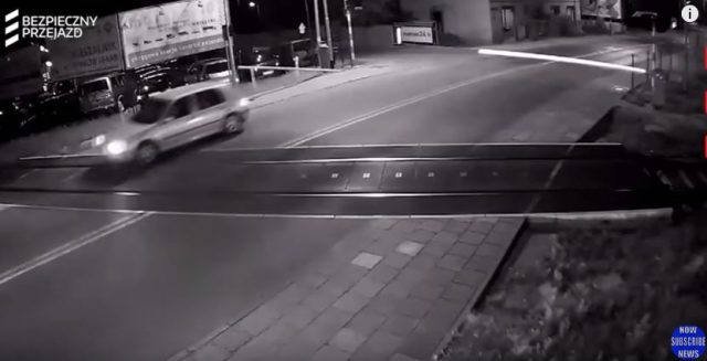 Ndodh dhe kjo/ Gruaja përplaset vetë me furgonin për t’i marrë lekë shoferit (VIDEO)