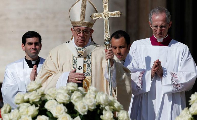 FOTOT/ Papa Françesku mban meshën e Pashkëve nën masa të larta sigurie