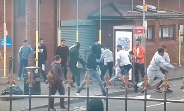 Sherr masiv mes 20 personash në Angli, agresori terrorizon me hanxhar në dorë (VIDEO)