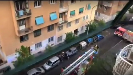 Shqiptari HIDHET nga tarraca e pallatit. Policët e kapin NË AJËR!
