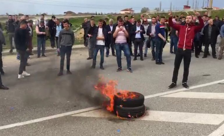 Pas Elbasanit, edhe në Milot protestuesit opozitarë kanë djegur goma