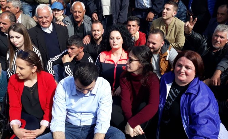 LIVE/ Basha ulet “këmbëkryq” me protestuesit në Vorë, përkrah tij edhe bashkëshortja (FOTO)