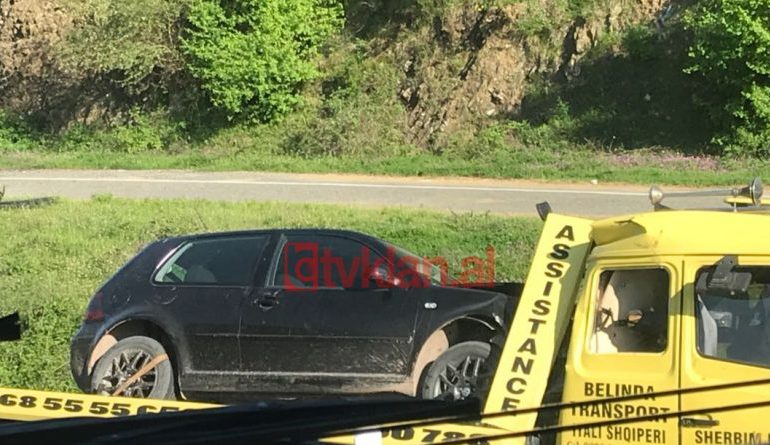 Përplaset mikrobusi me karroatrecin/ Dëshmitarët thonë se mjeti që doli nga rruga… (FOTO)