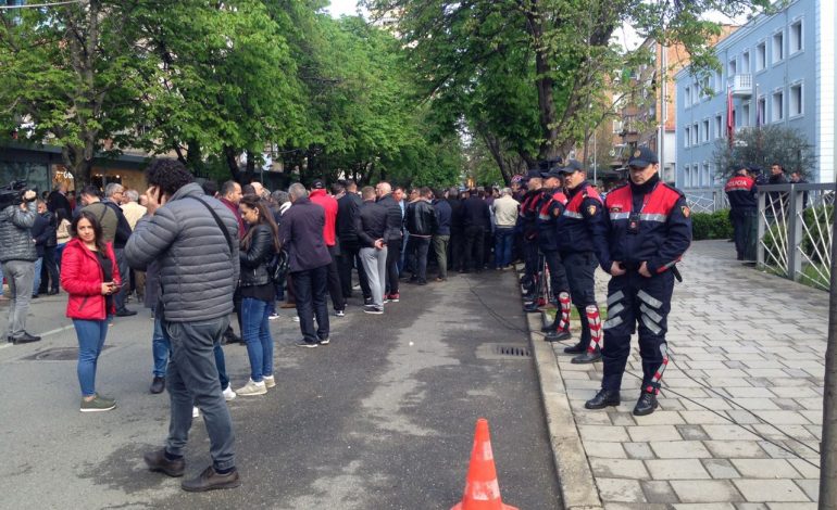 Protestuesit bllokojnë lëvizjen e makinave te Drejtoria e Policisë, u zhvendosën nga trotuari