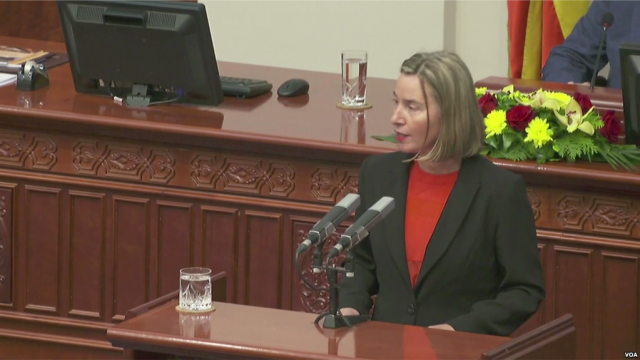 NEGOCIATAT/ Mogherini në Parlamentin e Maqedonisë: Festoni një gjysëm dite, pastaj përvishjuni punës