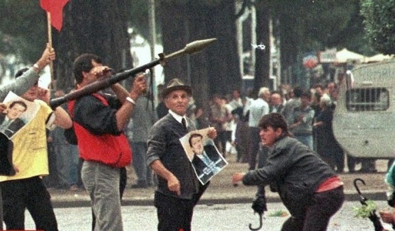 A janë një rastësi trazirat e përsëritura shqiptare pas ’90-s?