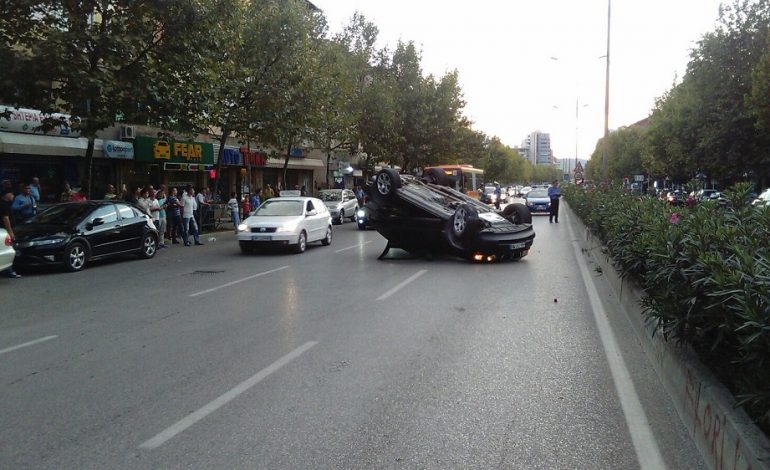 Aksident në Vlorë, furgoni i policisë përplaset me një makinë (VIDEO)