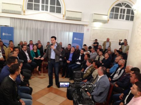 Basha takim me biznesin në Kavajë, tregtari kavajas: Fute dorën në xhepin tim, nuk kam asgjë….