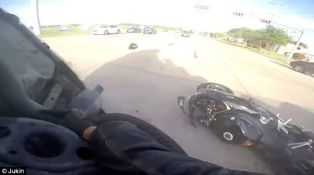 Motoçiklisti shtrin përtokë policin dhe e rreh barbarisht në mes të rrugës (VIDEO)
