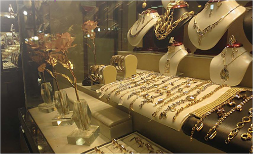 Shqiptarët u largohen bizhuterive të lira, tani duan luks e diamante