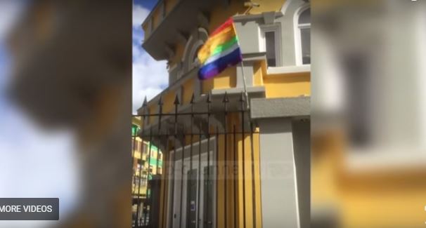 Prindi i revoltuar ngre flamurin e LGBTI-së në Ministrinë e Arsimit: Fëmija im nuk do të… (VIDEO)