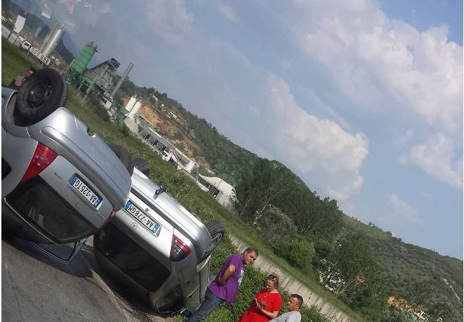 Makinat kthehen me rrota përpjetë në autostradën Tiranë-Durrës, vajza shpëton mrekullisht (VIDEO+FOTO)