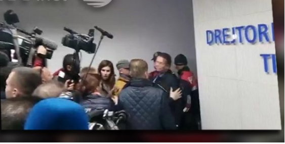 VIDEO/ Të arrestuarit e protestës së Kukësit/ Momentet e tensionit, si u shmang përleshja tek Policia e Tiranës