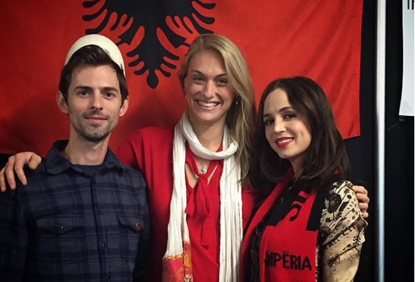 “Ata më shpëtuan jetën”! Kush është amerikania që krijoi organizatë për mbrojtjen e kulturës shqiptare