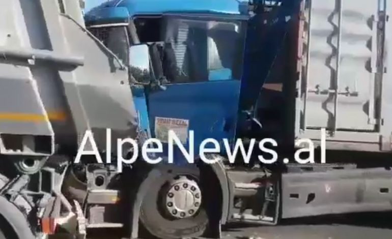 PAMJE EKSKLUZIVE/ Aksident i rëndë në Fushë-Krujë, përplasen 2 trailera dhe një makinë. Ka të plagosur