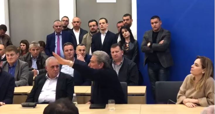VIDEO/ Detaje të reja nga mbledhja e PD, Berisha i ‘revoltuar’ i bie tavolinës: Ku të na teket do të …