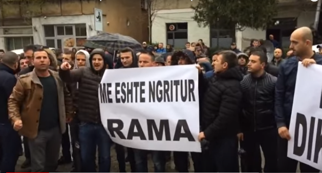 Në Kukës vijon protesta, qytetarët: Nëse ka ligj, arrestimet bëhen ditën! (VIDEO)
