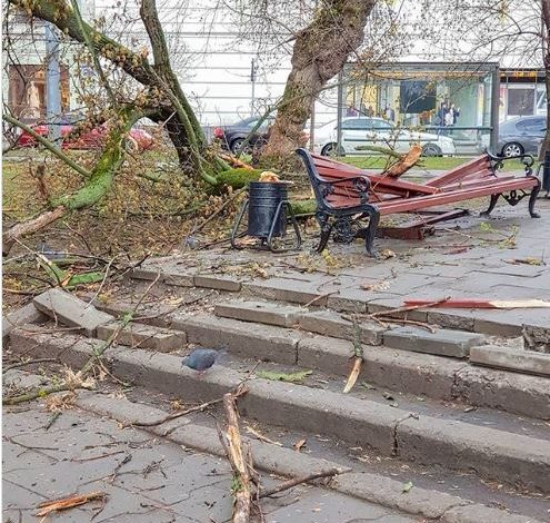 Tmerr në Moskë, 1 fëmijë i vdekur, 17 të plagosur. Pamjet e frikshme pas stuhisë