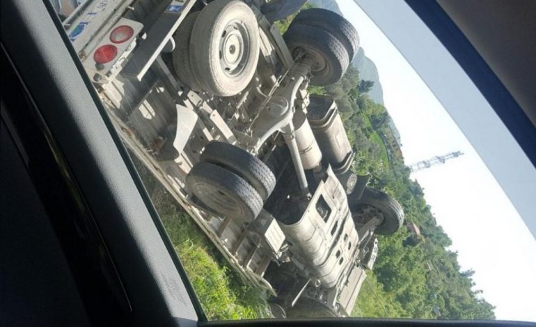 LAJM I FUNDIT/ Aksident i frikshëm në Elbasan, mikrobusi kthehet përmbys (FOTO)