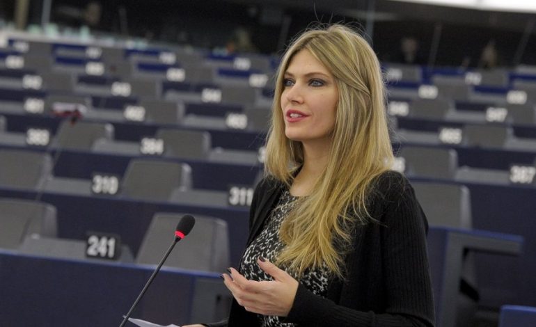 Eurodeputetja e Greqisë i ankohet komisionerit Hahn për grekët në Shqipëri, ja çfarë thotë