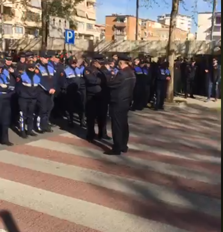 VIDEO/ Familjarët e 23 të arrestuarëve që PROTESTUAN në Rrugën e Kombit, thirrje para Gjykatë së Tiranës: TURP!