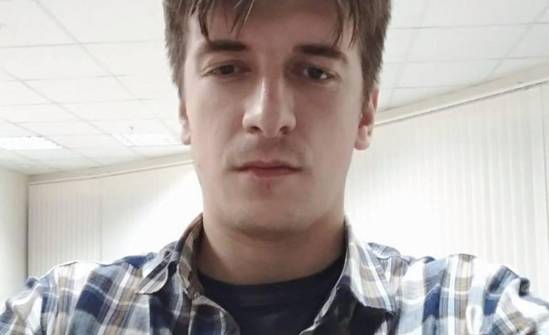 Vdekja misterioze e gazetarit rus, telefonata e fundit me kolegun: Zyrtarë të sigurisë me maska më kanë rrethuar