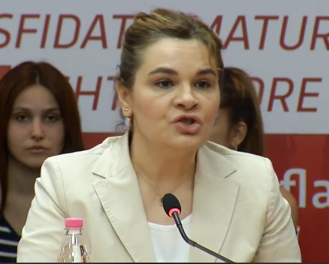 Kryemadhi “këshillon” maturantët: Përmbysni Ramën, nuk është zgjidhje largimi nga vendi (VIDEO)