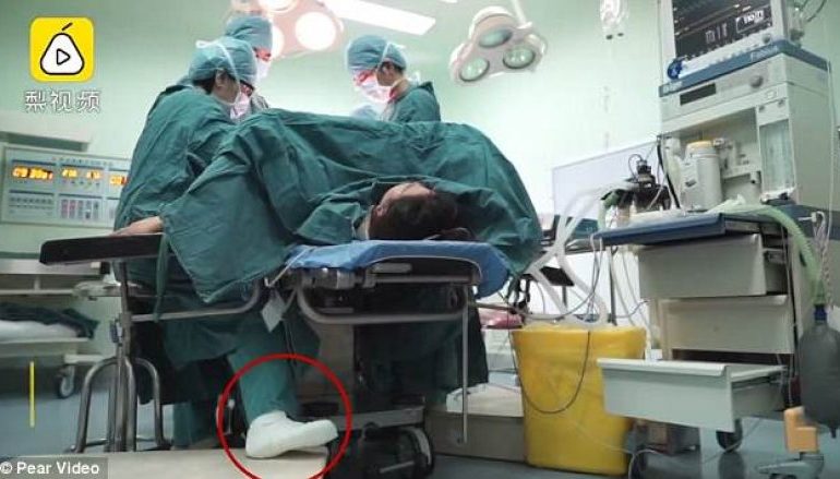 Mjekja kirurge e përkushtuar kreu operim prej pesë orësh, edhe pse e kishte këmbën e thyer