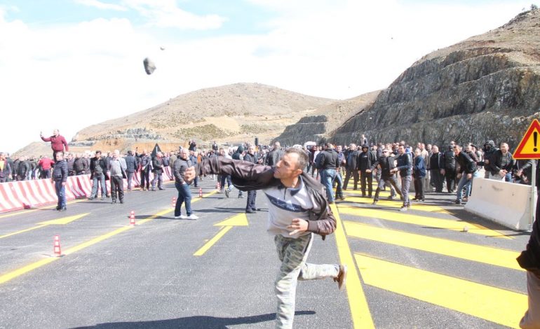 DHUNË DHE ZJARRVËNIE në Rrugën e Kombit/ Të proceduar për ‘’Vjedhje” dhe “mosbindje ndaj forcave të rendit” (EMRAT)