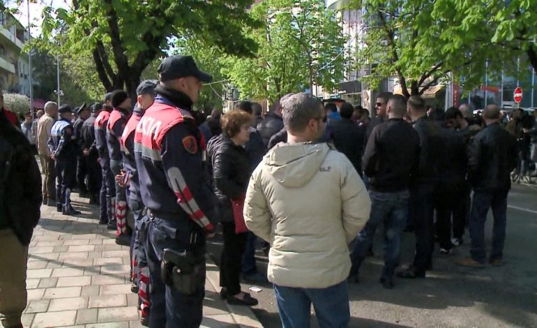 Tensionohet situate përballë Drejtorisë së Policisë/ Kërkohet lirimi i 23 të arrestuarëve