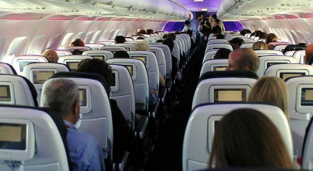 Futën kufomën te pasagjerët e avionit për në Prishtinë, pasagjerja bën lëvizjen e papritur