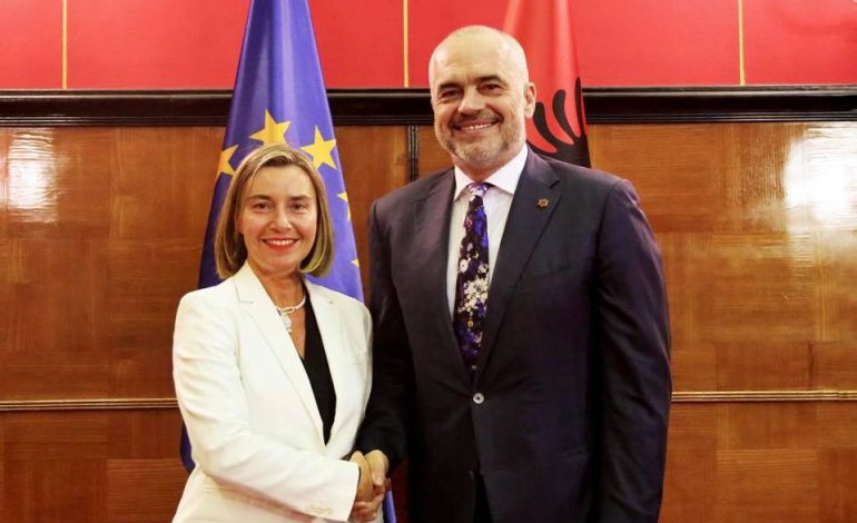 Pas takimit për PROGRES-RAPORTIN/ Rama shfaqet përkrah Mogherinit në Shkup (FOTO)