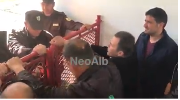 VIDEO/ Nga Tirana në Fier, edhe naftëtarët e Ballshit në protestë, shpërthejnë dyert e uzinës