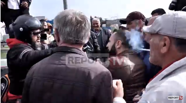 MOSBINDJA CIVILE/ Protestuesit godasin me grushta motoristin me ‘Harley’ në Vorë (VIDEO)