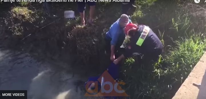 PAMJE TE RENDA/ Momenti tragjik kur nxirret viktima e parë nga makina, një vajzë e re (VIDEO)