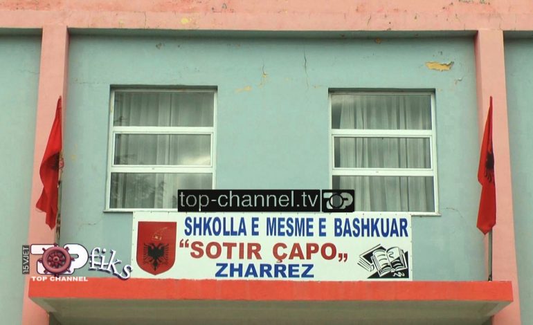 DEL VIDEO/ “Ti ule kokën aty, mos të shoh ta ngresh, zhulsa, qafë pa larë…”, skandali i mësueses që tmerron nxënësit në Patos