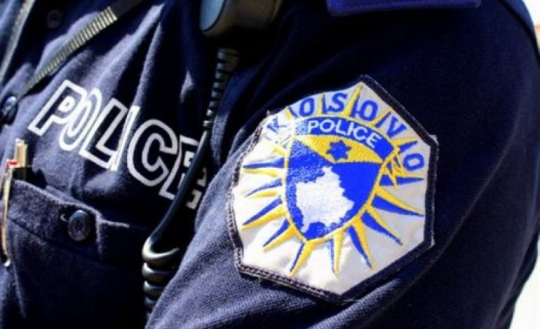 Skandal në Kosovë, tre policë dhunojnë qytetarin me shkelma e grushte (VIDEO)