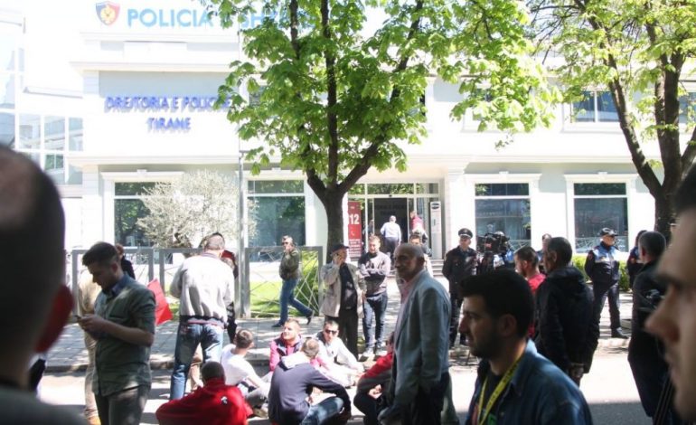 “RAMA IK”/ Protestuesit ulen këmbëkryq para Drejtorisë së Policisë (FOTO)