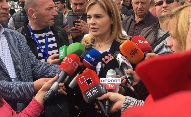 Rama tërhiqet për taksën në Rrugën e Kombit? Kryemadhi i përgjigjet nga Bradasheshi: Teatër, liro nga burgu….