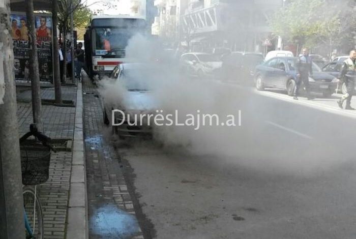LAJM I FUNDIT/ Panik në Durrës, makina e parkuar para pallatit të sportit shpërthen në flakë (FOTO)