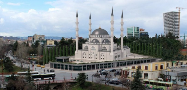 Pronë e grabitur? Një përgjigje sipas ligjit islamik për Xhaminë e re të Tiranës