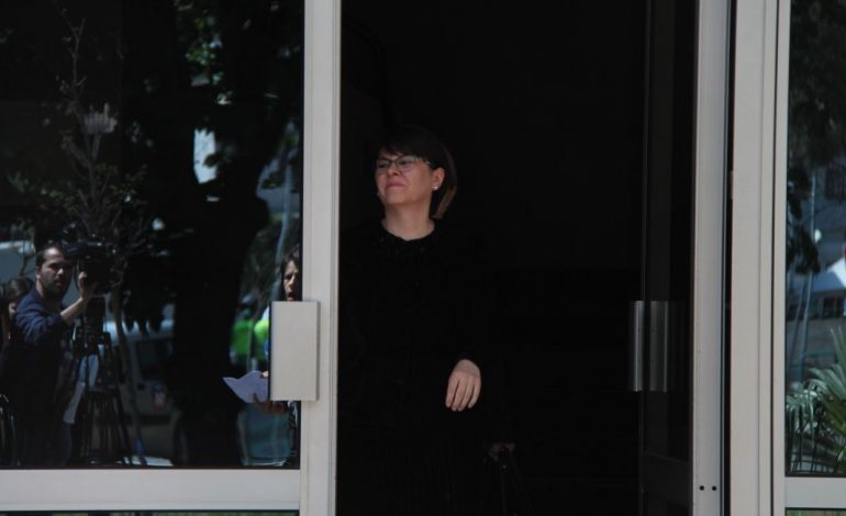 FOTOT/ Gjykatësja largohet e nervozuar nga seanca e vetingut