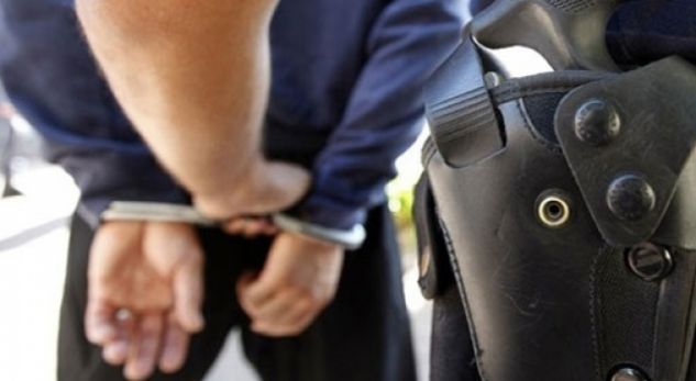 LAJM I FUNDIT/ Plagosi me thikë një person 3 vite më parë, kush është i arrestuari (Emri)